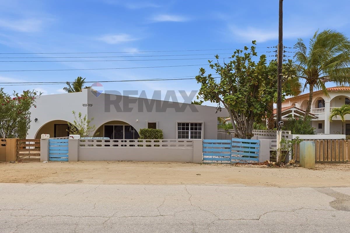 Home within walking distance of Bachelor Beach