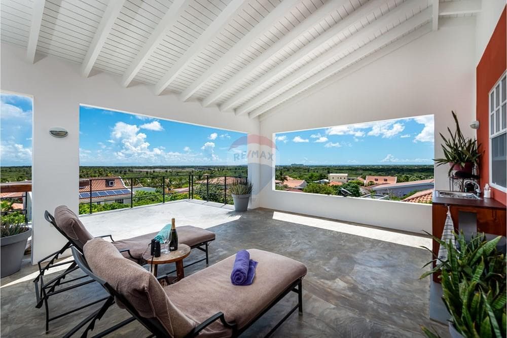 Spacious Villa with Apartment and Ocean Views
