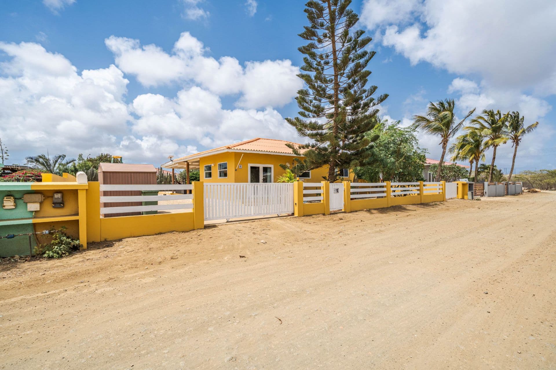 Kaya Kuadria 9 - Spacious Family Home with Pool in Nikiboko