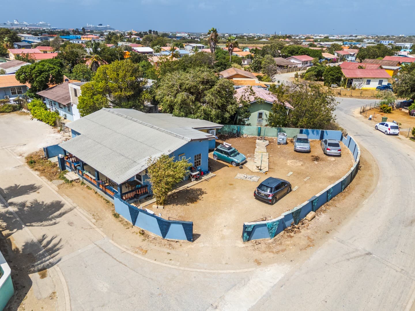 Amboina 50 - Fixer-Upper Corner House with 4BR in Amboina