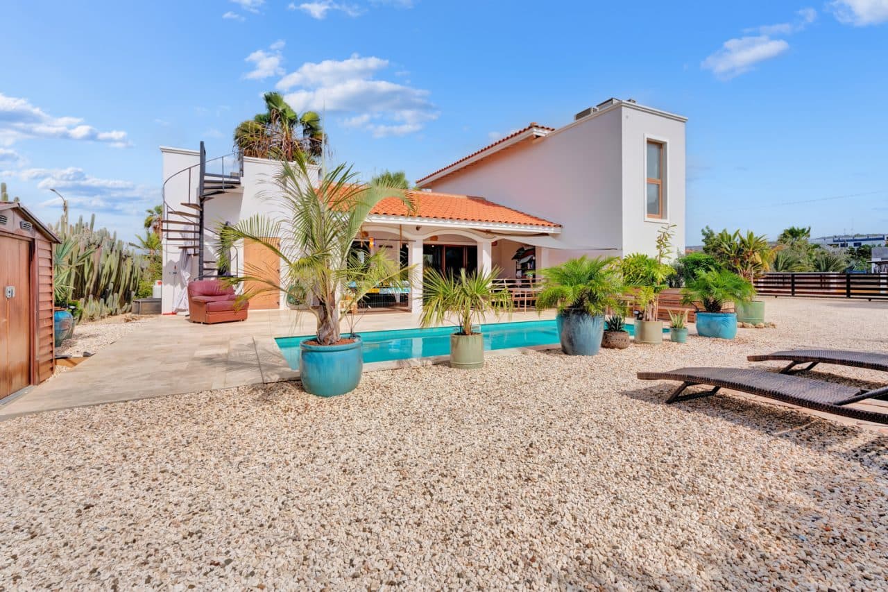Kaya Chroom 10 - Woning in Nawati met Zwembad en Dakterras