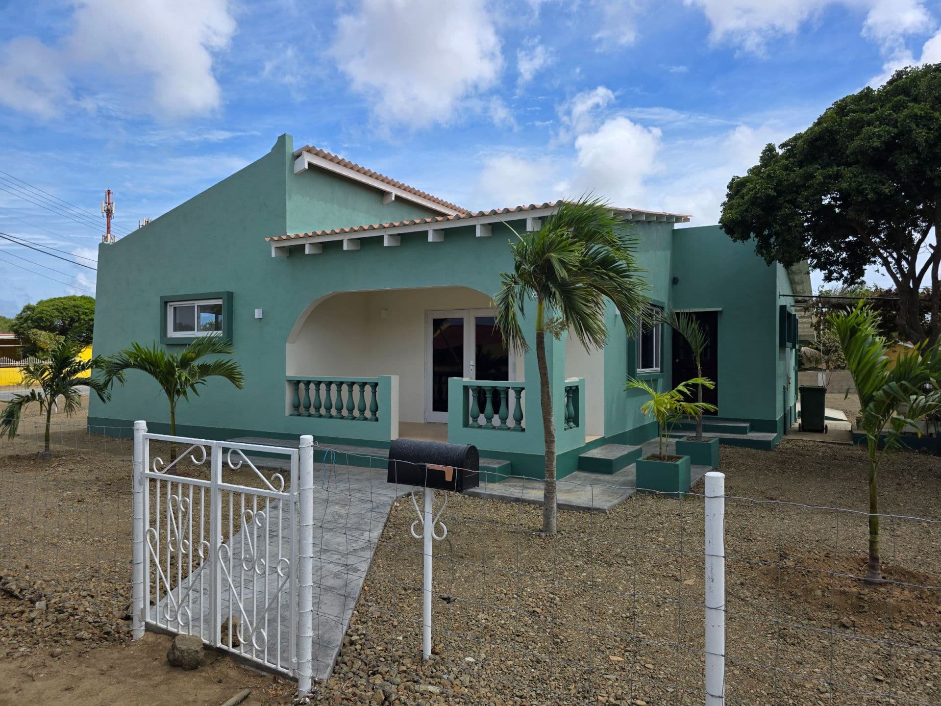 Kaminda Lac 10 - Renovated 3BR Home in Tera Kora